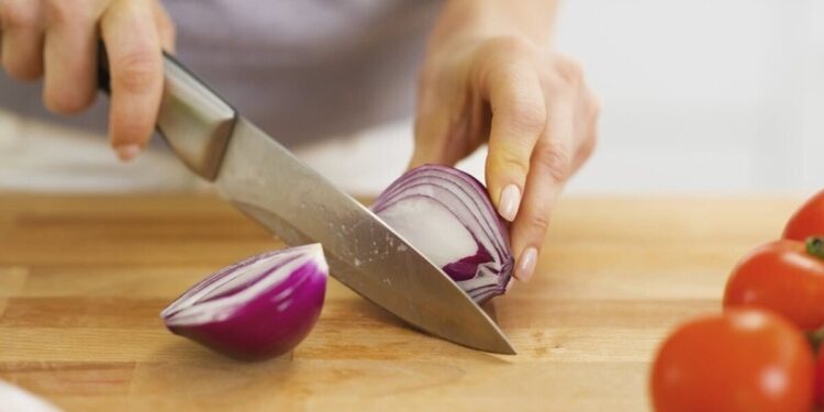 هرگز پیاز پوست کنده را در یخچال نگهداری نکنید
