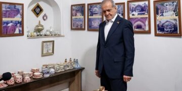 بازدید پزشکیان از مسجد کبود ایروان و اقامه نماز با نمازگزاران