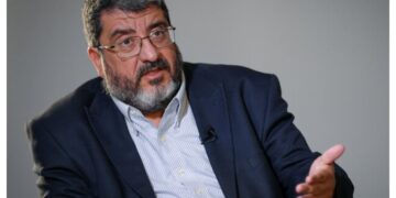 سوپرانقلابی تحصیل کرده غرب / وقتی فواد ایزدی بعد از ۲۴ سال، انقلابیتر از رزمندهها، از آمریکا به ایران بازگشت